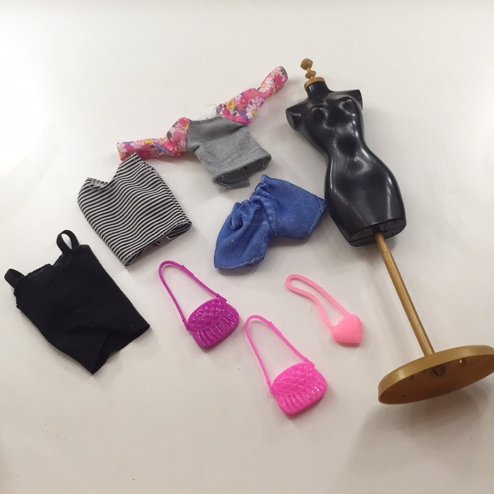 BARBIE CLOTHES AND BAG SET!